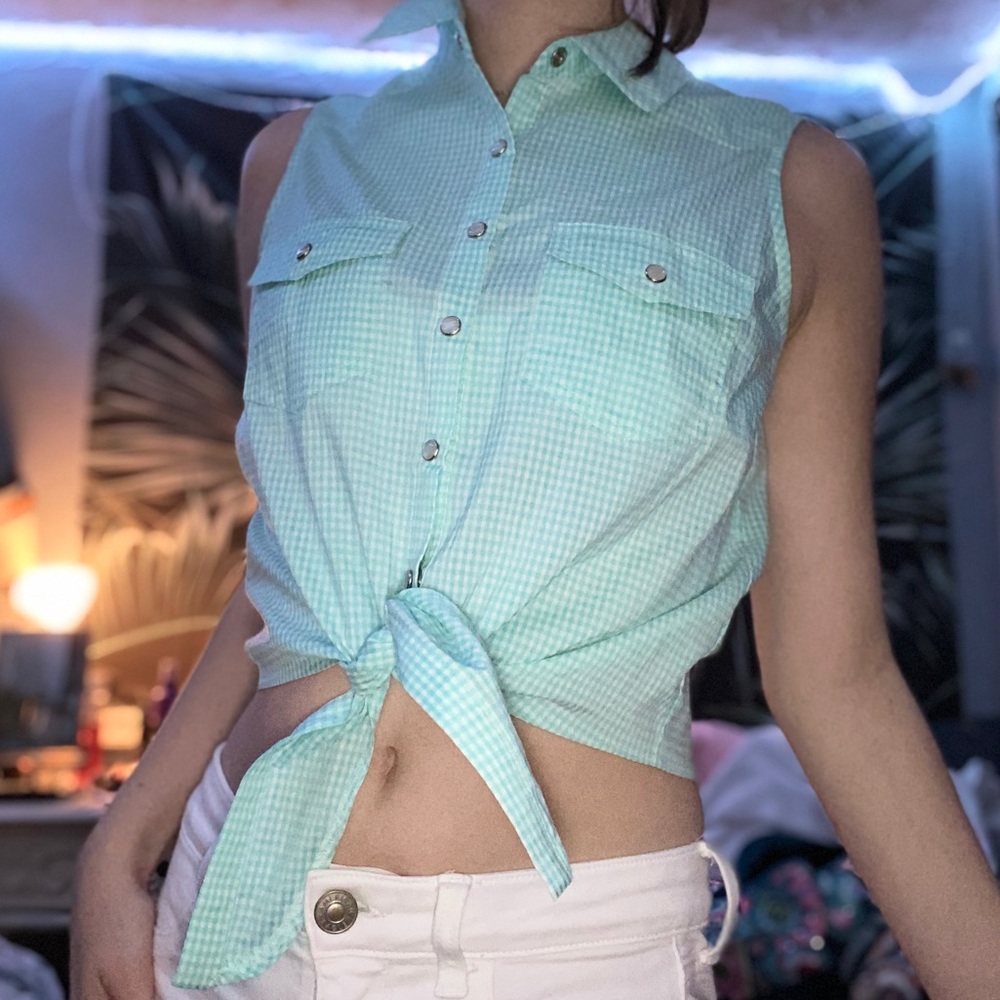 Women’s cropped button-up shirt